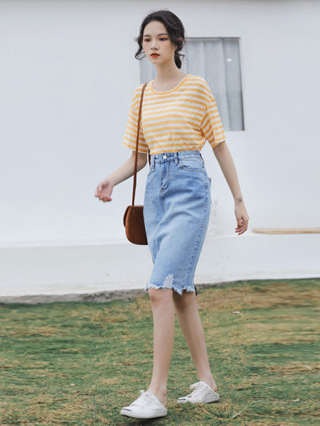 Modern női szoknya szakadt motívumokkal, magas derékkal