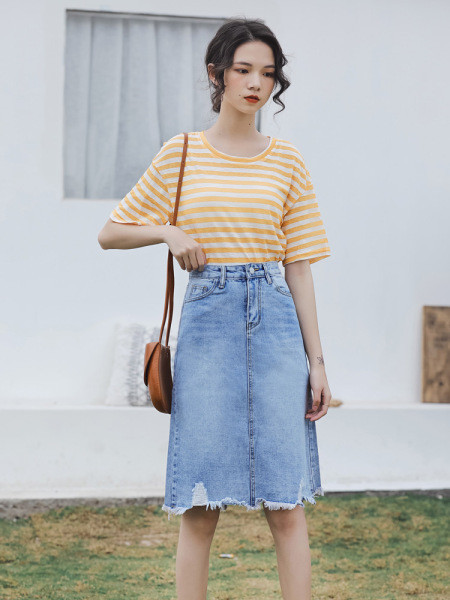 Modern női szoknya szakadt motívumokkal, magas derékkal