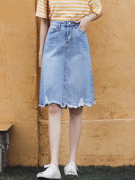 Modern női szoknya szakadt motívumokkal, magas derékkal