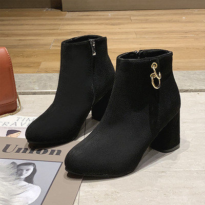 Γυναικείες βελούδινες μπότες σουέτ με μεταλλικό στοιχείο και παχιά φτέρνα