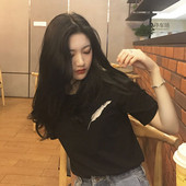 Γυναικεία μπλούζα με κοντό μανίκι και  κεντημένο φτερό