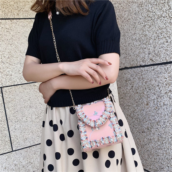 Stilinga rankinė su perlais ir siuvinėjimais