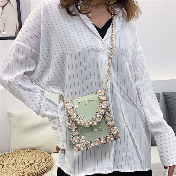 Stilinga rankinė su perlais ir siuvinėjimais