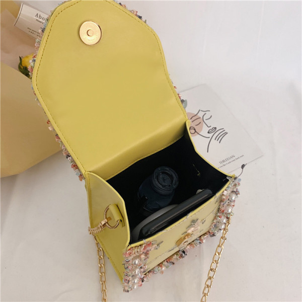 Stilinga rankinė su perlais ir siuvinėjimais