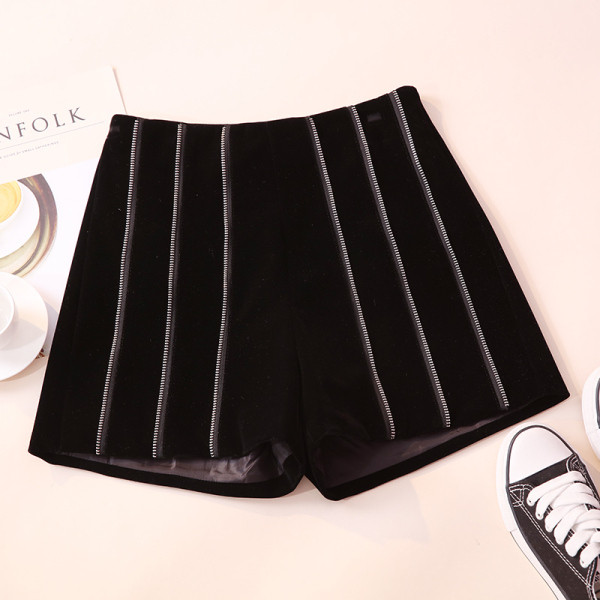 Madingi moteriški šortai aukštu aksominiu liemeniu