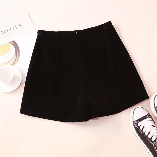 Madingi moteriški šortai aukštu aksominiu liemeniu