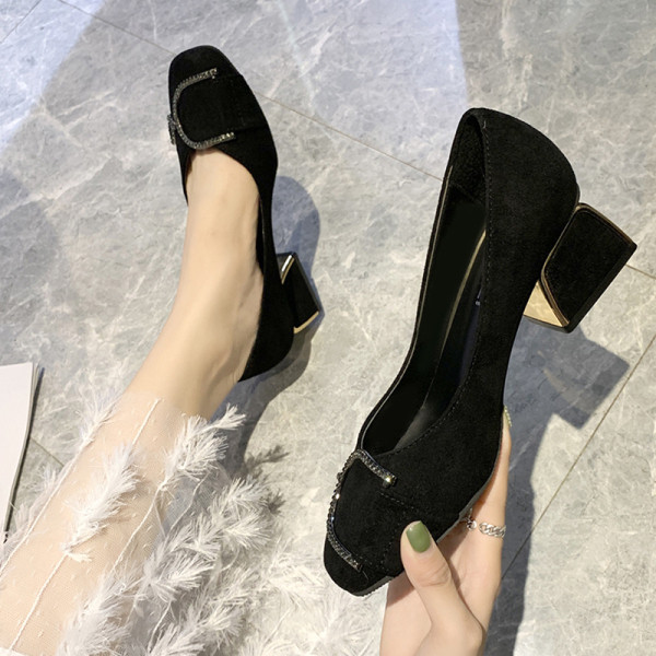 Μοντέρνα γυναικεία παπούτσια  σουέτ με μεταλλικό στοιχείο