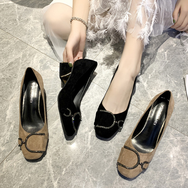 Μοντέρνα γυναικεία παπούτσια  σουέτ με μεταλλικό στοιχείο