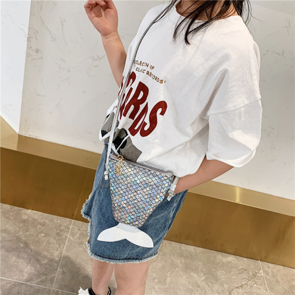 Naujo modelio moteriška rankinė su užtrauktuku ir 3D elementu