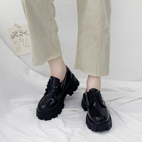 Γυναικεία παπούτσια φθινοπωρινά με  ψηλά τακούνια σε μαύρο χρώμα