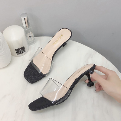 Σύγχρονες γυναικείες παντόφλες με χαμηλό τακούνι και γυαλιστερό αποτέλεσμα