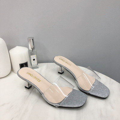 Σύγχρονες γυναικείες παντόφλες με χαμηλό τακούνι και γυαλιστερό αποτέλεσμα