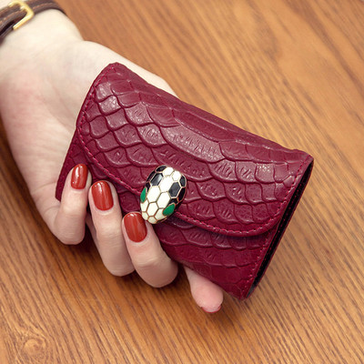 Μοντέρνο μικρό γυναικείο πορτοφόλι από οικολογικό δέρμα με μεταλλική στερέωση