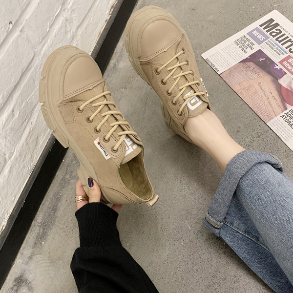 Durva talpú, fűzős női sportcipő