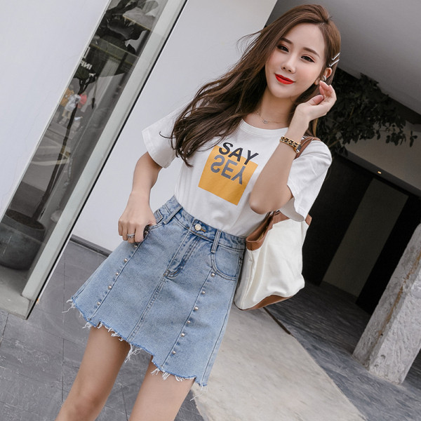 Moteriškas sijonas su metalinėmis akutėmis ir suplėšytais motyvais