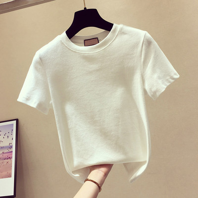 Vienspalvių medvilninių marškinėlių modelis su ovalia iškirpte