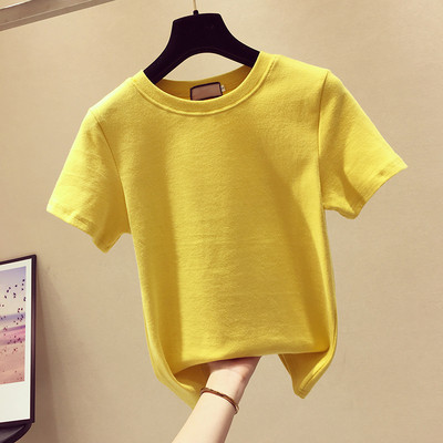 Vienspalvių medvilninių marškinėlių modelis su ovalia iškirpte