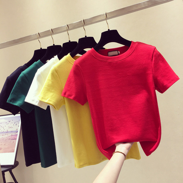 Vienspalvių medvilninių marškinėlių modelis su ovalia iškirpte