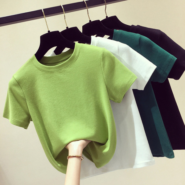 Vienspalvių medvilninių marškinėlių modelis su ovalia iškirpte