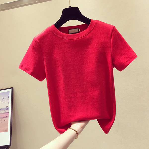 Vienspalvių medvilninių marškinėlių modelis su ovalia iškirpte