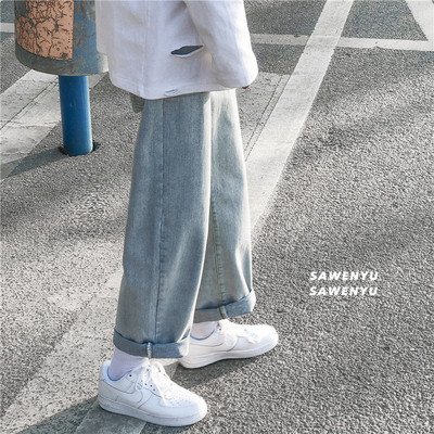 Plašs vīriešu džinsu modelis ar kabatām