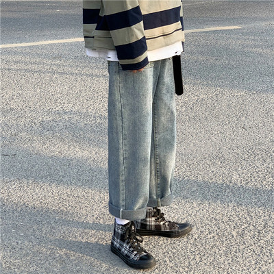 Plašs vīriešu džinsu modelis ar kabatām