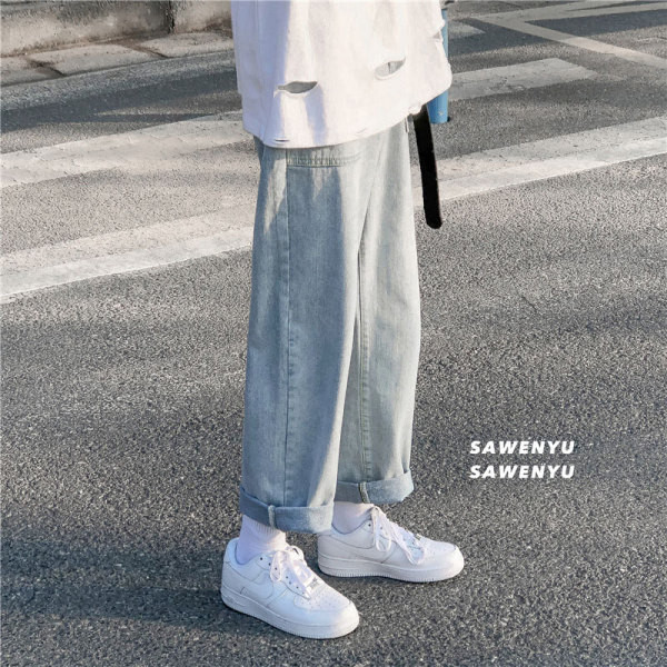 Plašs vīriešu džinsu modelis ar kabatām