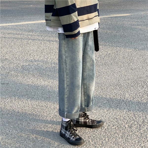 Plašs vīriešu džinsu modelis ar kabatām