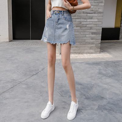 Zsebekkel, szakadt motívumokkal, magas derékkal rendelkező, lezser női szoknya