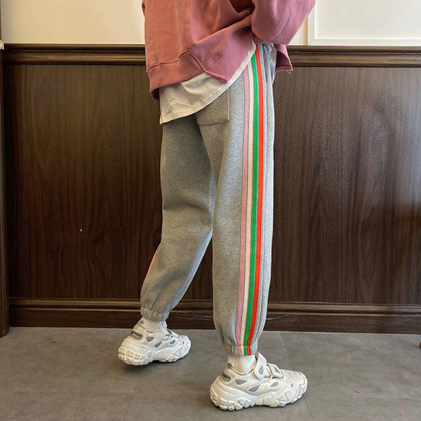 Vyriškos sportinės kelnės su šoniniais apvadais