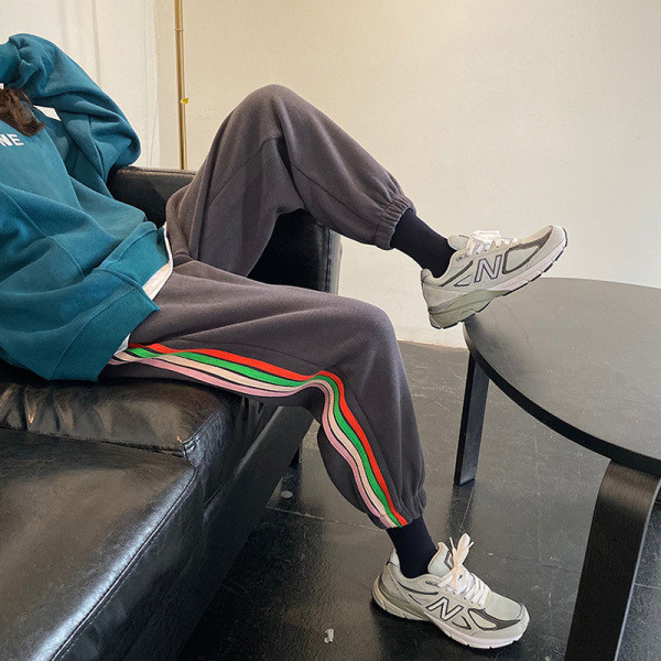 Vyriškos sportinės kelnės su šoniniais apvadais