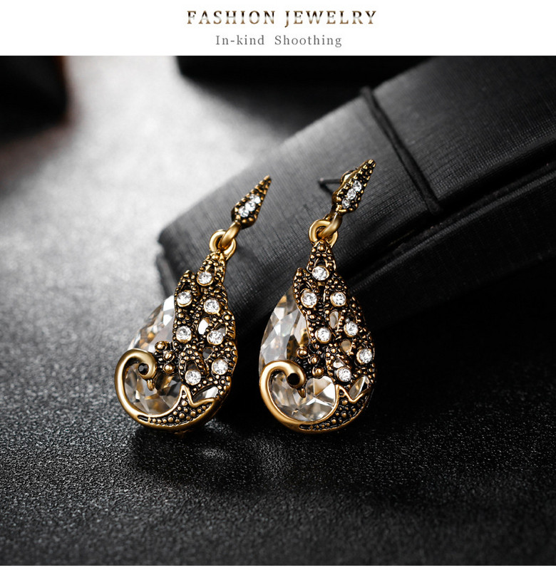 Retro moteriškas karolių ir auskarų komplektas