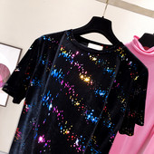 Modernus moteriškas marškinėlių plataus aksomo modelis