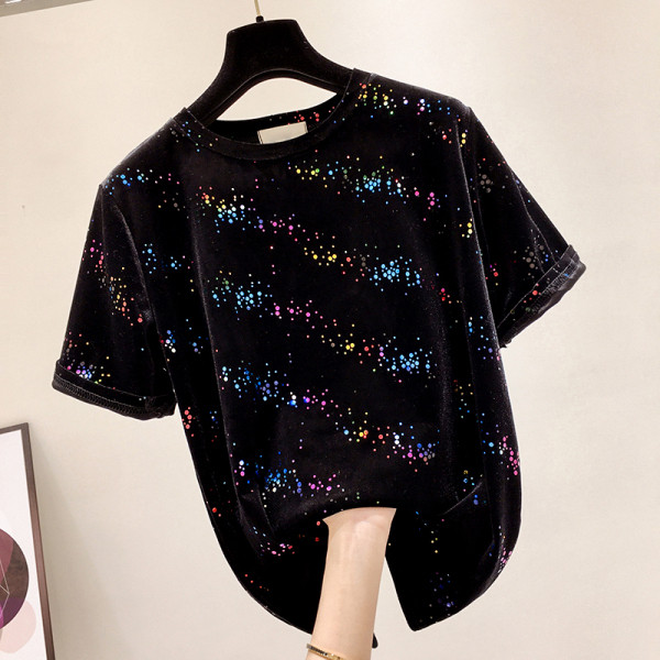 Modernus moteriškas marškinėlių plataus aksomo modelis