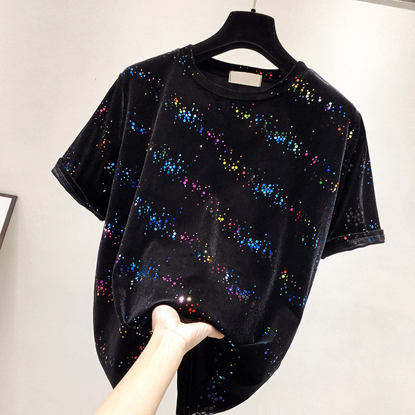 Modernus moteriškas marškinėlių plataus aksomo modelis