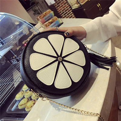 Γυναικεία τσάντα ε σχήμα στρογγυλής με μεγάλη μεταλλική αλυσίδα