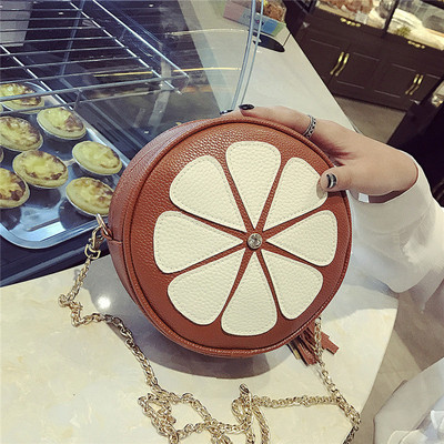 Γυναικεία τσάντα ε σχήμα στρογγυλής με μεγάλη μεταλλική αλυσίδα