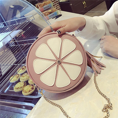 Γυναικεία τσάντα ε σχήμα στρογγυλής με μεγάλη μεταλλική αλυσίδα