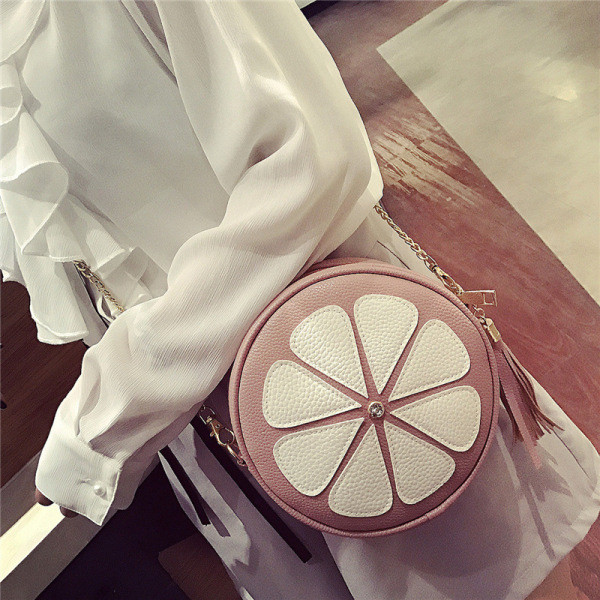 Γυναικεία τσάντα ε σχήμα στρογγυλής με μεγάλη μεταλλική αλυσίδα