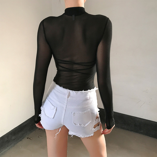 Átlátszó női test hosszú ujjal és ovális nyakkivágással