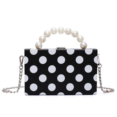 Női mindennapi táska fém lánccal és gyöngyökkel