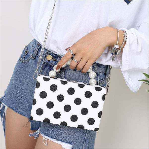 Női mindennapi táska fém lánccal és gyöngyökkel