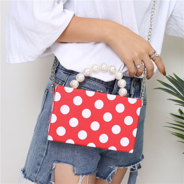 Női mindennapi táska fém lánccal és gyöngyökkel