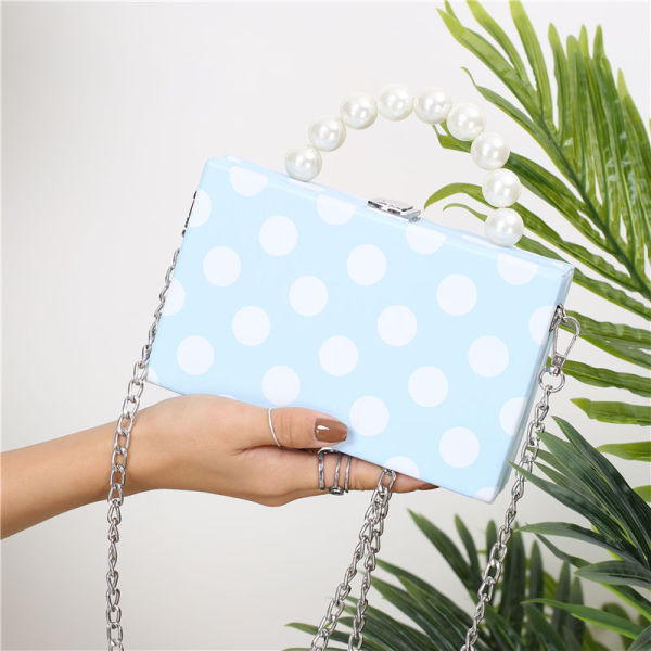 Női mindennapi táska fém lánccal és gyöngyökkel