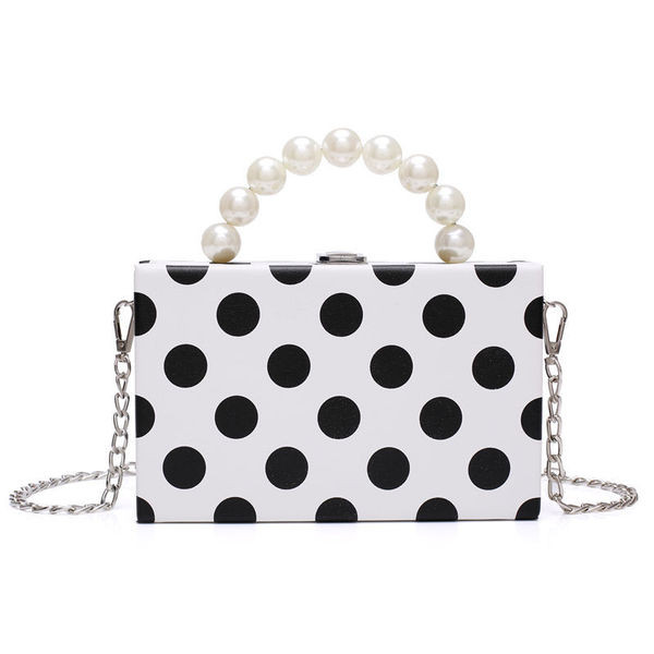 Női mindennapi táska fém lánccal és gyöngyökkel