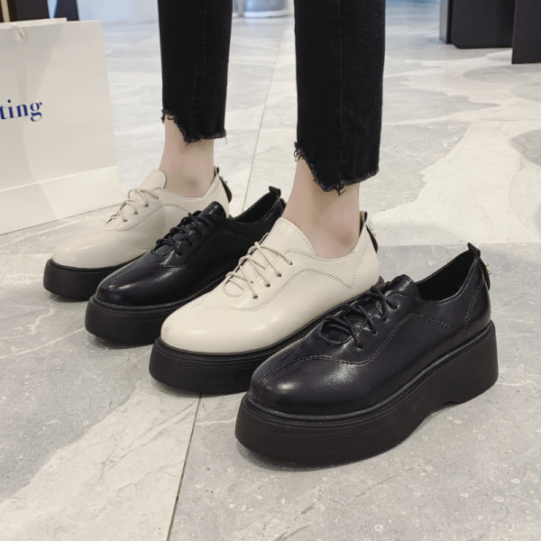 Női alkalmi cipő eko bőrből, magas talppal és fűzővel