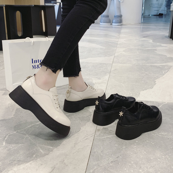 Női alkalmi cipő eko bőrből, magas talppal és fűzővel