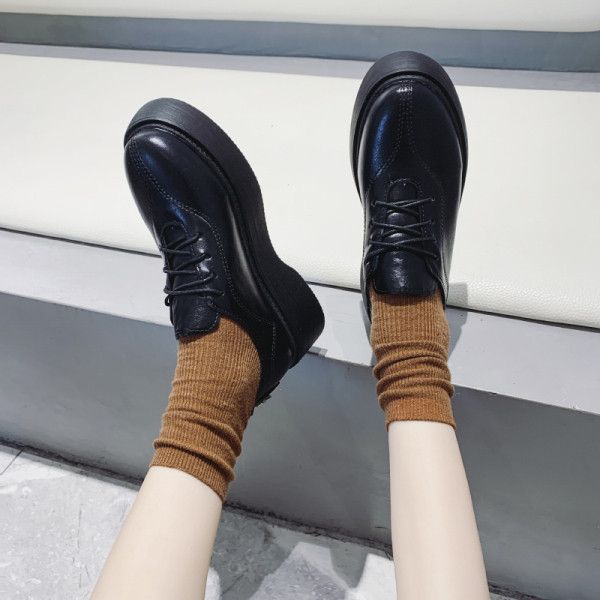 Női alkalmi cipő eko bőrből, magas talppal és fűzővel