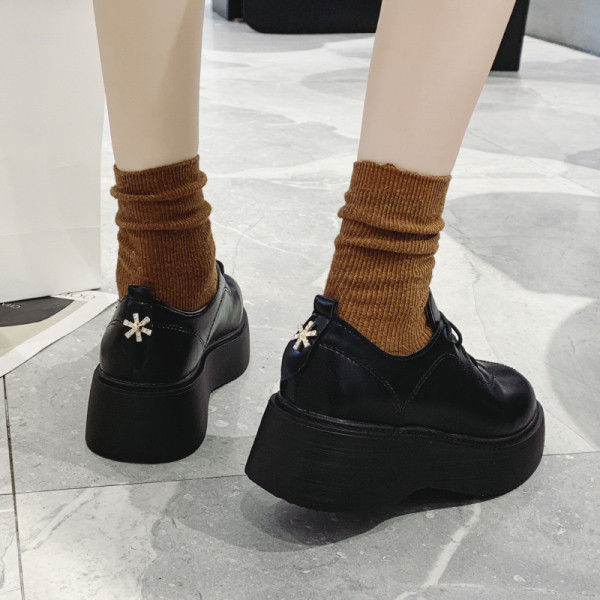 Női alkalmi cipő eko bőrből, magas talppal és fűzővel