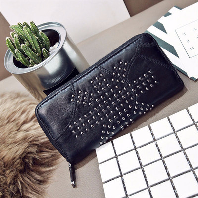 Stilinga moteriška piniginė su užtrauktuku ir kniedėmis iš eko odos